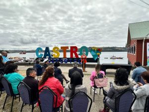 Castro inaugura coloridas letras volumétricas para potenciar el  turismo