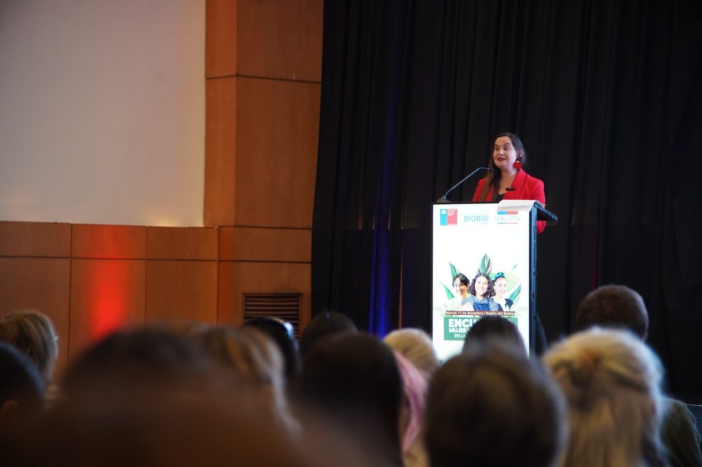 Más de 100 empresarias del Biobío participan en encuentro que promueve la asociatividad