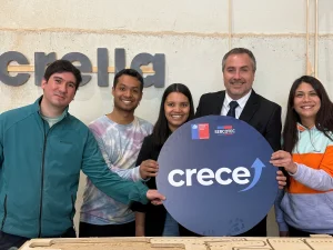Gerente general de Sercotec y trabajadores de la empresa Crella exhiben un círculo morado con el nombre del programa Crece