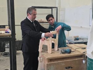 Gerente general de Sercotec ensambla una silla de madera junto al fundador de la empresa Crella.
