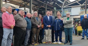 Gobierno de Santiago y Sercotec entregan apoyo económico a locatarios afectados por incendio en La Vega Central