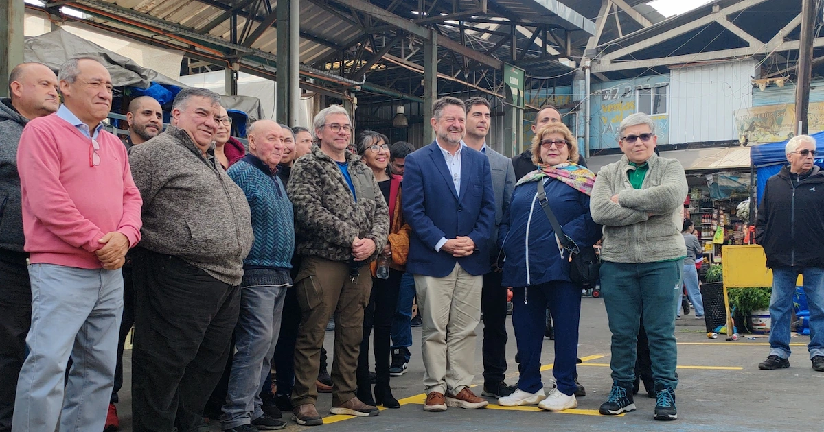 Gobierno de Santiago y Sercotec entregan apoyo económico a locatarios afectados por incendio en La Vega Central