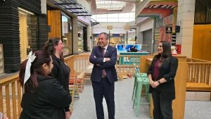 El gerente general de Sercotec conversa de forma amena con la dueña de la empresa Jovi Park y dos colaboradoras en la plaza de juegos infantiles.