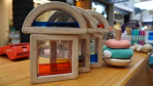 Primer plano de bloques sensoriales de madera con líquidos de colores en el mostrador de la plaza de juegos infantiles Jovi Park.