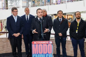 Plano medio del gerente general de Sercotec hablando por micrófono en el punto de prensa, rodeado de otras autoridades y con el cartel "Activamos Modo Empleo" al frente.