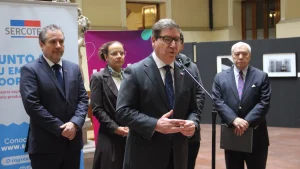 El ministro de Economía vestido de traje oscuro habla frente a un micrófono en una rueda de prensa, flanqueado por autoridades de Sercotec, Cenia y Sofofa, frente a un pendón de Sercotec.