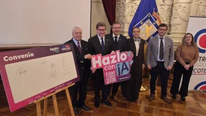 El ministro de Economía, junto a autoridades de Sercotec, Cenia y Sofofa, posan alineadas sosteniendo un letrero del programa "Hazlo con IA" junto a un panel firmado del convenio institucional.